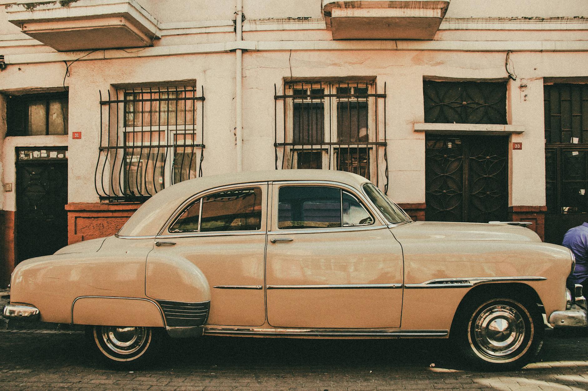 テシュビキエの裏通りに佇む洗練されたクラシックカー。