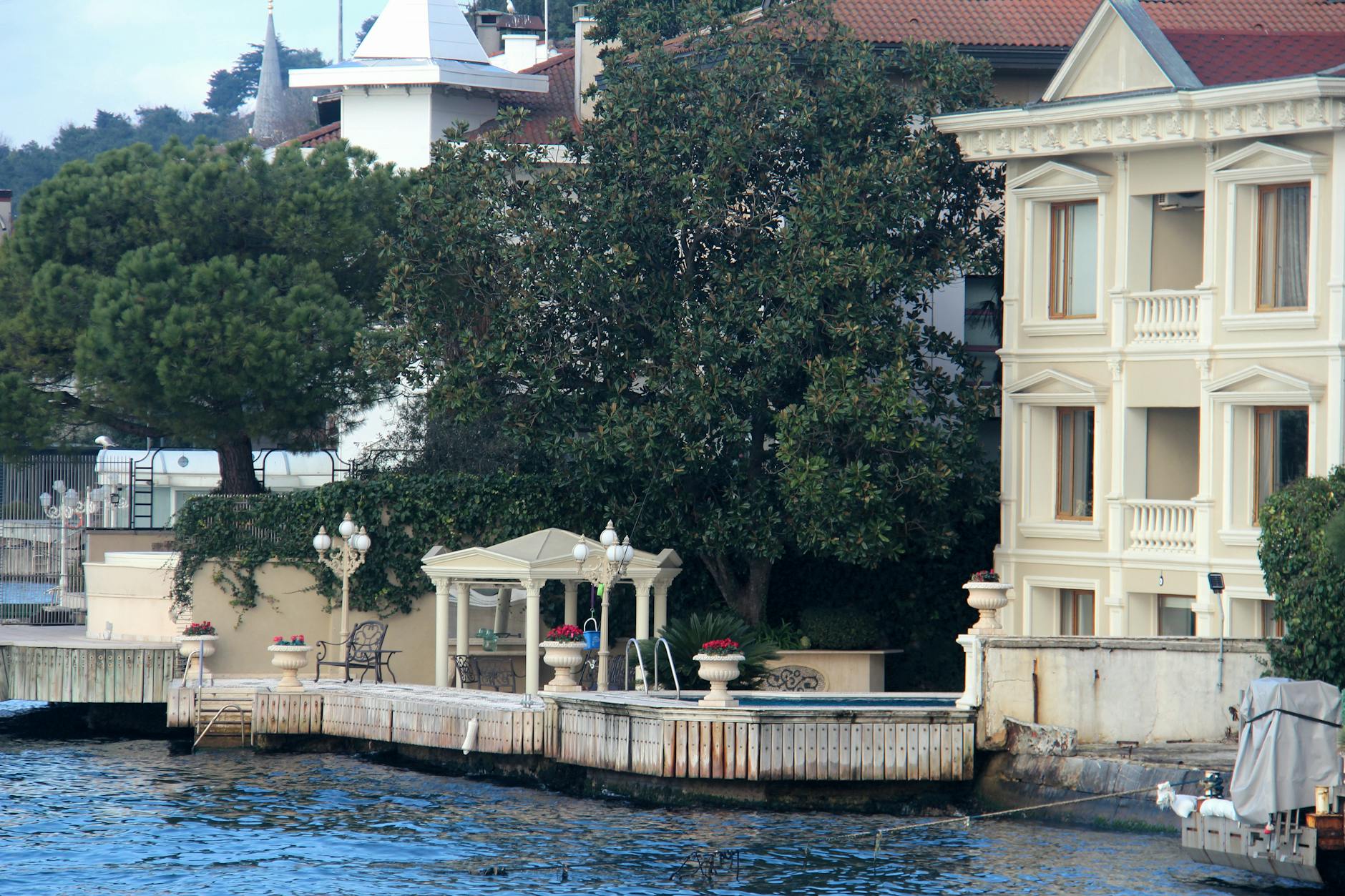 アジア側の海岸沿いに建つ洗練されたデザインの高級ヴィラ。