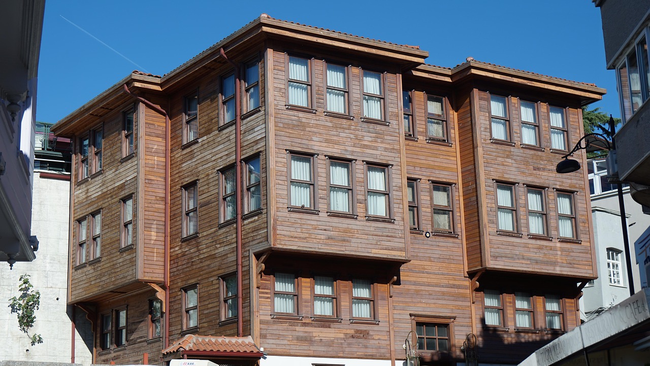 イェシルキョイの街並みに残る趣ある木造洋館の美しい外観。