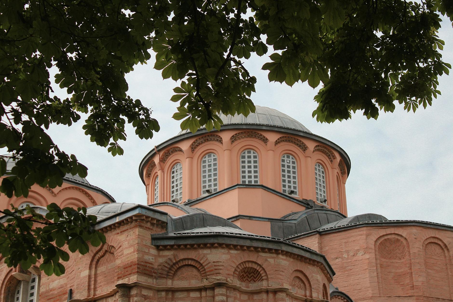 ビザンツ様式のドームが特徴的なゼイレク・モスクの外観。